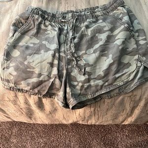 American eagle camo shorts size L